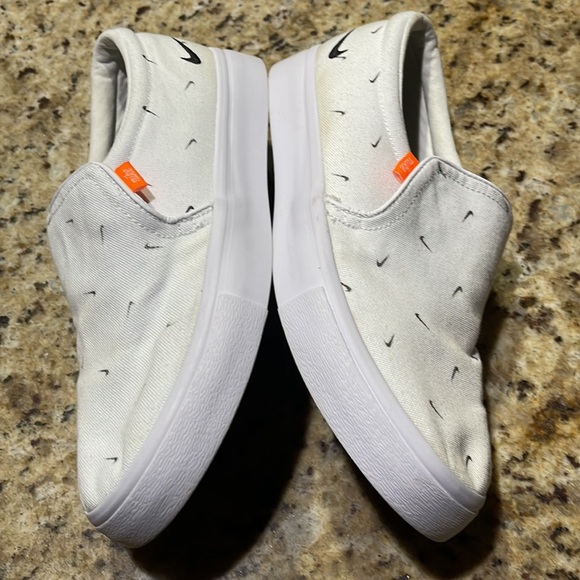 Nike Slip On - Picture 4 of 9